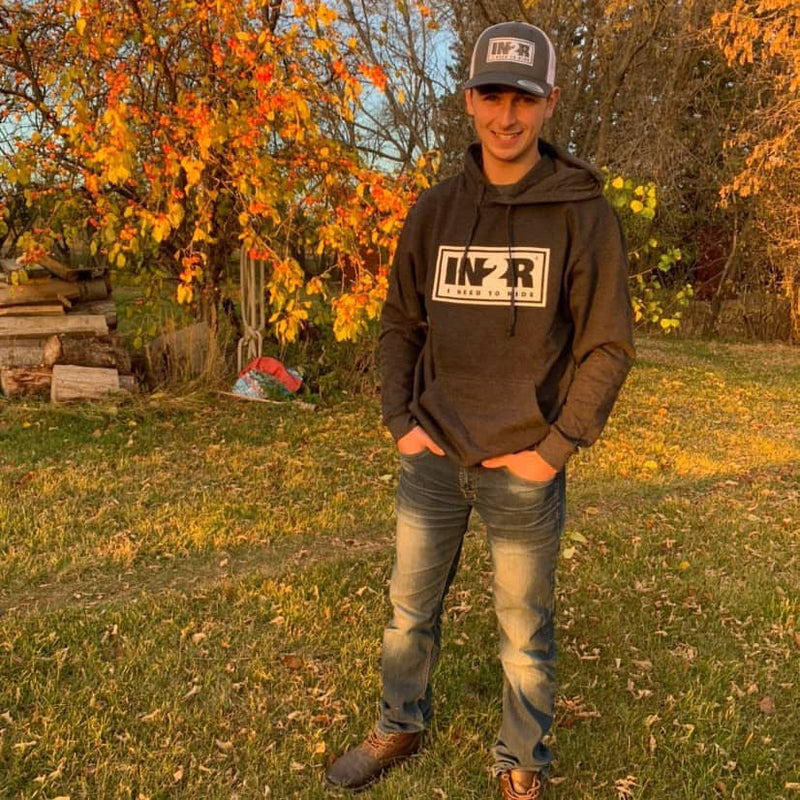 Declan Trudel portant un sweat à capuche et une casquette de camionneur IN2R Original en plein air